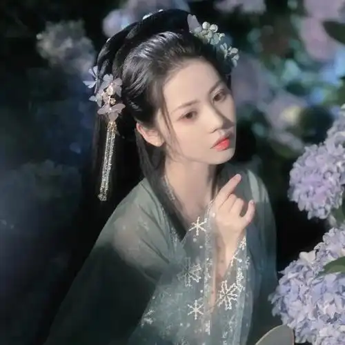 超仙真人汉服女生头像晓看天色暮看云行也思君坐也思君