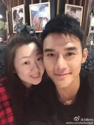 王凯晒和孩子吃棒冰照片,称看着他们想到自己童年