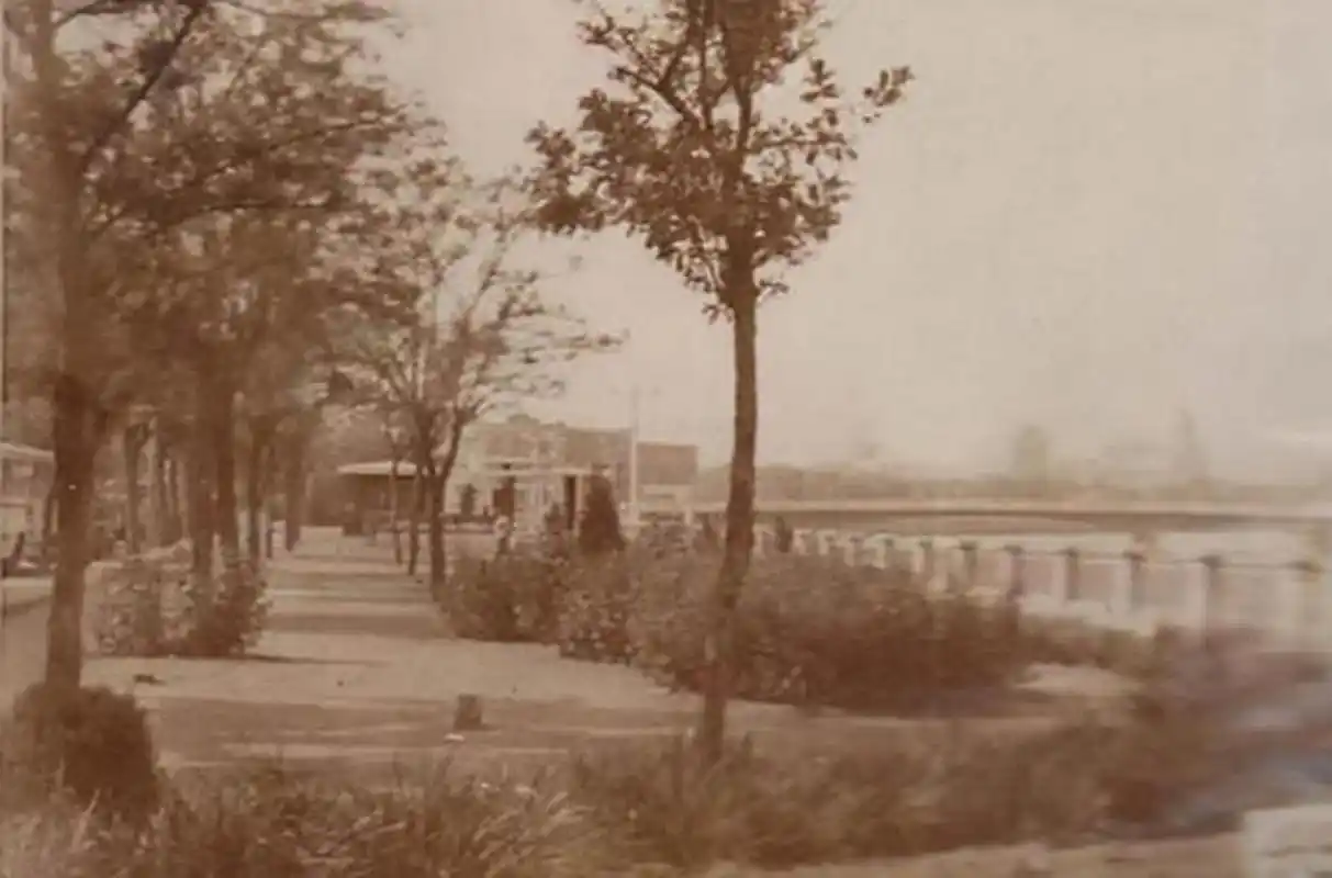 1984年的天津老照片,图为海河公园的河堤,好多情侣都在这里压过马路!