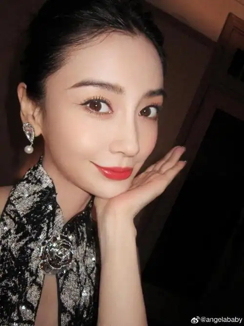 angelababy杨颖更新微博,直出九宫格自拍,据照片上的造型上看,是前