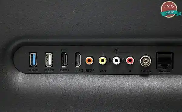 小米电视3s 43英寸背部采用全黑设计,所有的接口都集中在正下方,包括