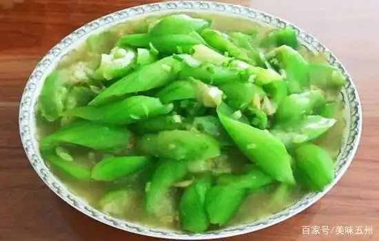 清炒丝瓜,切记直接下锅炒,多加这一步,翠绿鲜嫩不发黑