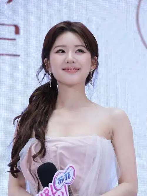 赵露思身穿抹胸短裙宛若仙女为上海苏菲品牌快闪店站台宣传