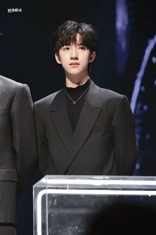 贺峻霖墨绿色西装造型##贺峻霖期待大学食堂