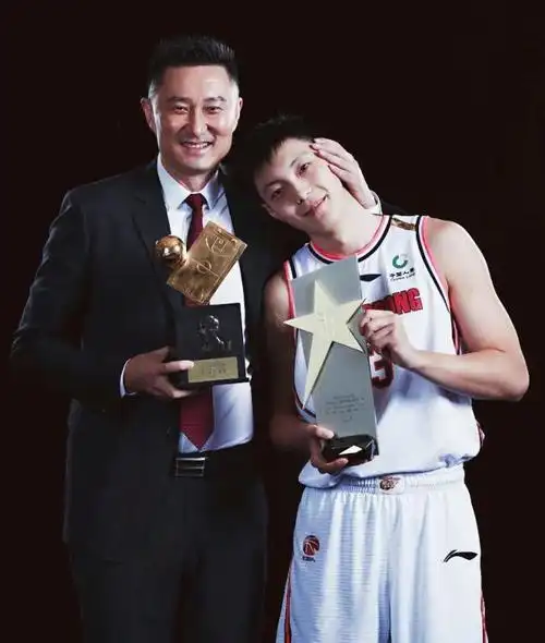 胡明轩是哪里人身高多少(杜锋和胡明轩母亲照片)-君安号