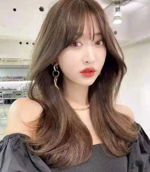 什么颜色头发显白头发染什么颜色显年龄小