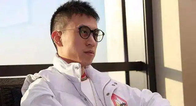 原创沪上皇秦奋被罚60万营造的人设已经崩塌他的父亲也被曝光出来