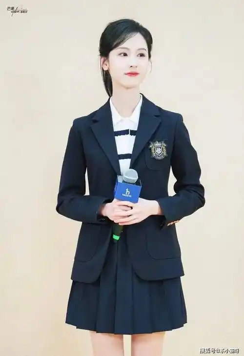 原创陈都灵学生服造型大气温婉白开水妆似校花学姐