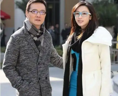 吴玉华和老公及儿女素颜生活照她已是亿万富婆前夫汪俊至今未婚