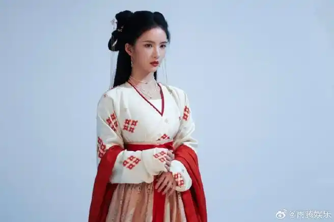 硬糖少女303##刘些宁#  今日份糖妹新鲜物料  刘些宁  墨雨云间