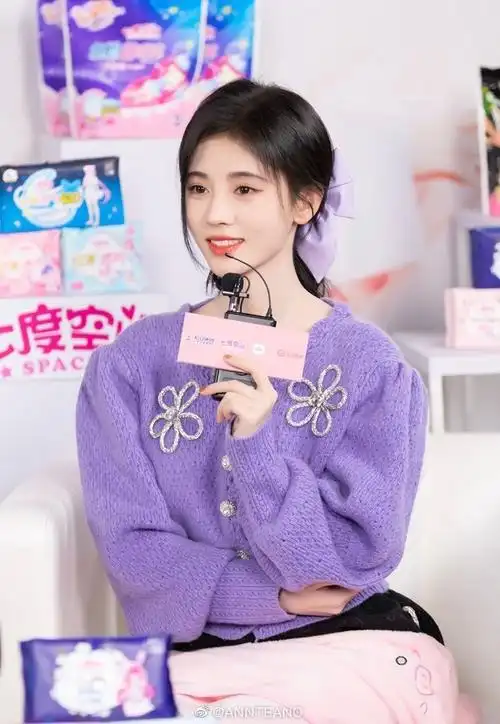 ann teano##鞠婧祎##鞠婧祎紫色钻花针织衫造型##鞠婧祎穿紫色好像花