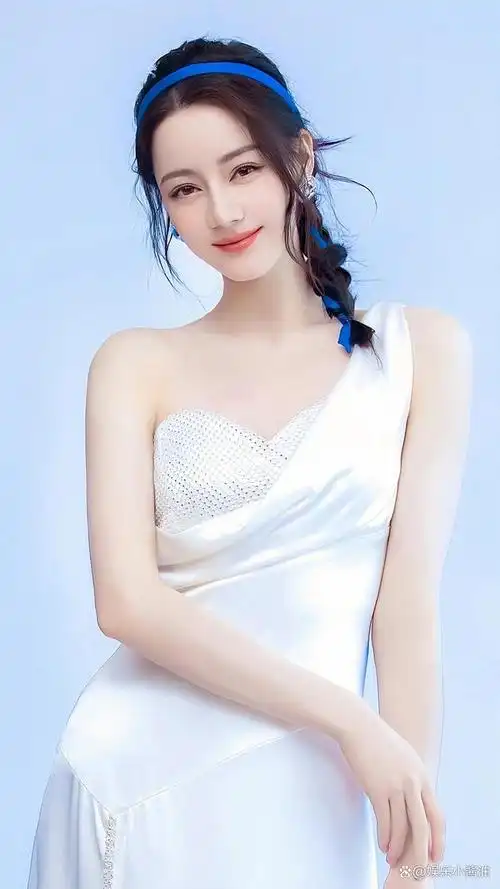 真的巨喜欢迪丽热巴这身白裙子麻花辫造型,白月光既视感!