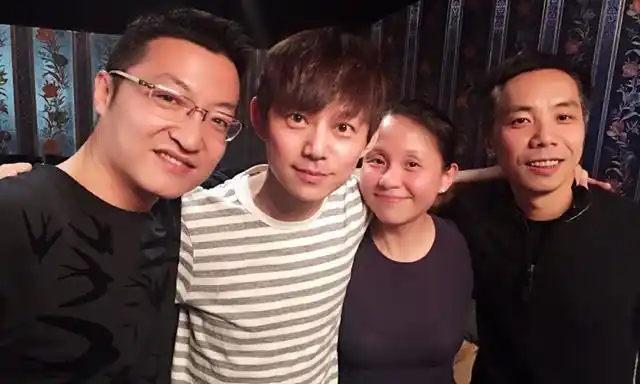 在微博上晒出一组同班同学聚会的照片,照片中何炅搂着龙丹妮亲密合影