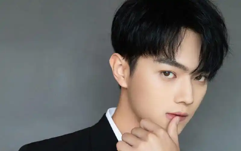 十一月男神许凯黑西装帅气有型迷人写真,高清壁纸图片,大陆明星-回车