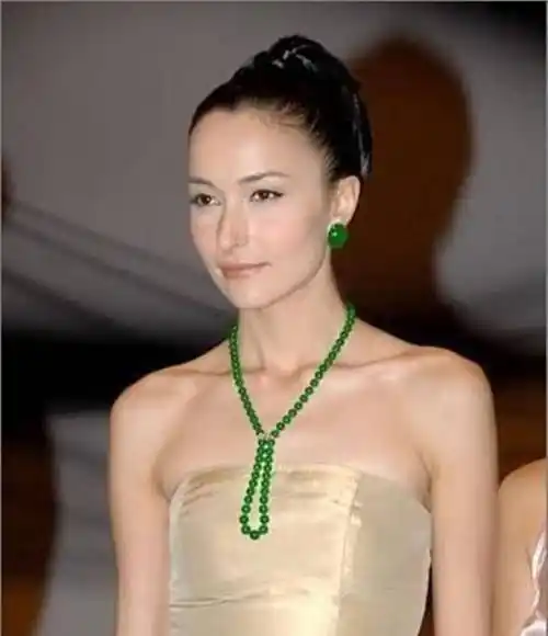 吴彦祖老婆真显老,才41岁眼窝凹陷泪沟明显,明明小4岁却像他姐_lisa