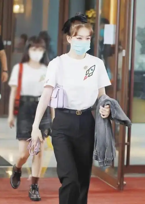 吴宣仪徐梦洁和紫宁对镜自拍穿搭青春时尚腹肌却成了亮点