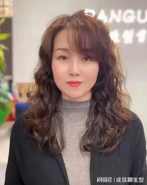 适合五六十岁女人的烫发时髦大气不失成熟韵味显发量又好打理