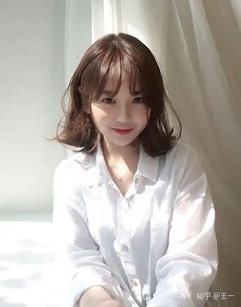 中短发烫发圆脸烫什么发型好