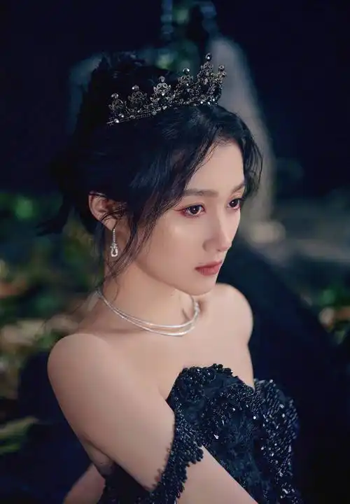 关晓彤罕秀酥胸香肩美背 性感撩人