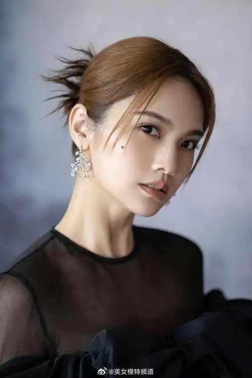 杨丞琳着黑色长裙勾勒曼妙身姿 珠宝点缀仪态优雅__财经头条