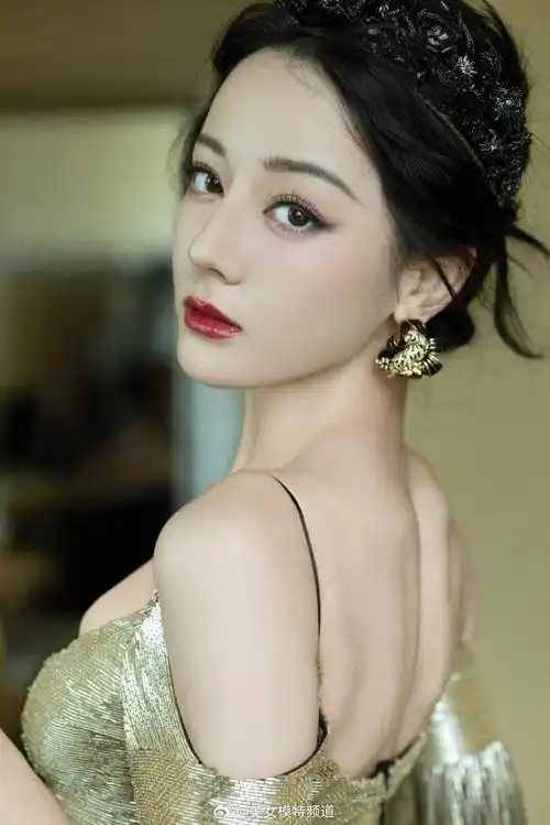 迪丽热巴穿鎏金裙华丽高贵头戴皇冠大秀蛮腰美背