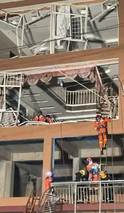 江西汽修店爆炸事故后续:亲历者曝事故原因,现场抢救画面曝光