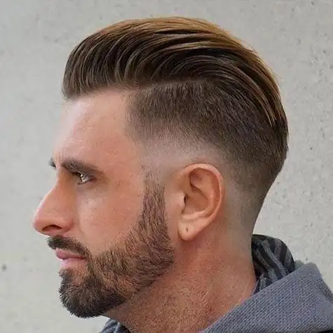 同的发型款式带给我们的感受也是完全不同的,背头造型就显得比较霸气