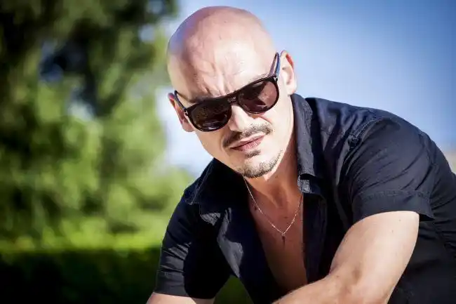 2021精选光头霸气帅哥精选熟男图片