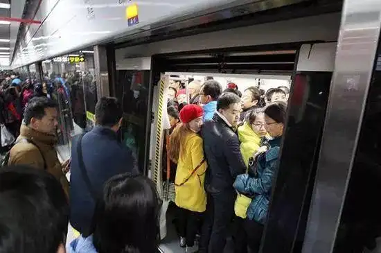 强行上下车最高罚款三万!本月起,地铁新规正式施行!