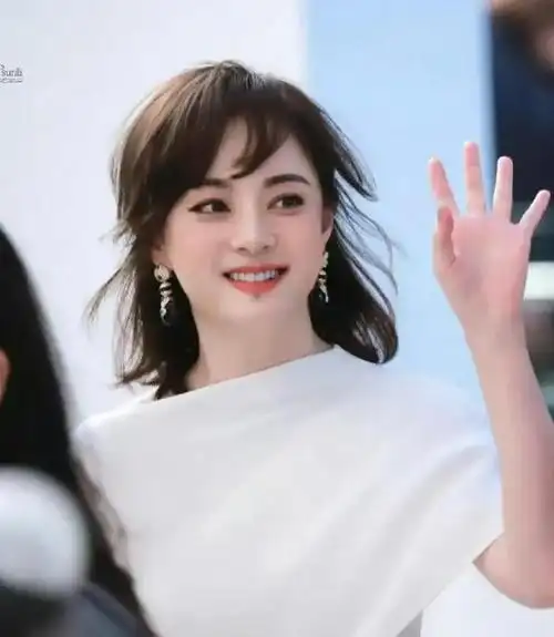 孙俪突然变美仿佛是她最美的时刻了吧下巴的痣引热议被疑整容