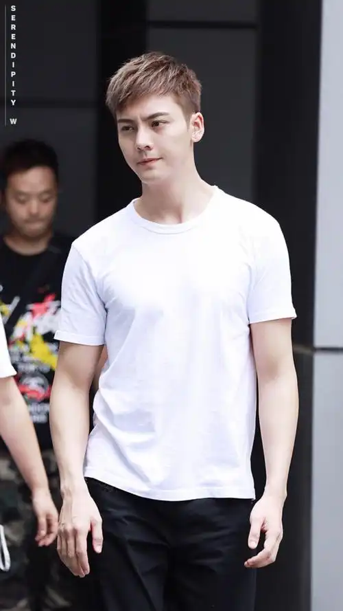 【陈伟霆 william chan】180710 风暴舞 李俊杰 探班 1298 x 2307 px