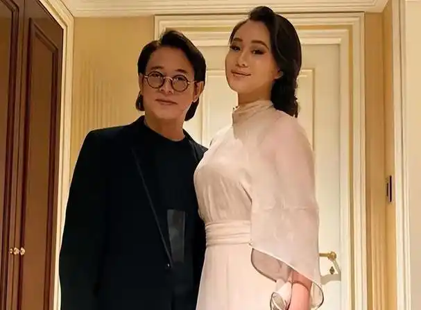 2022年圣诞节,李连杰在社交媒体晒出一组照片,一家四口去尼泊尔度假.