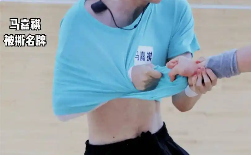 马嘉祺"被迫"秀腹肌,却被指油腻不够真实,旧照翻出瞬间被打脸_造型