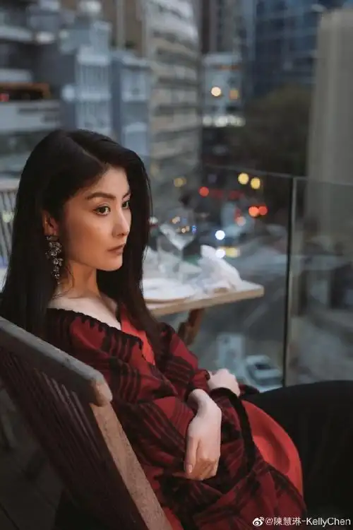 陈慧琳罕见晒近照写真穿红裙状态超好