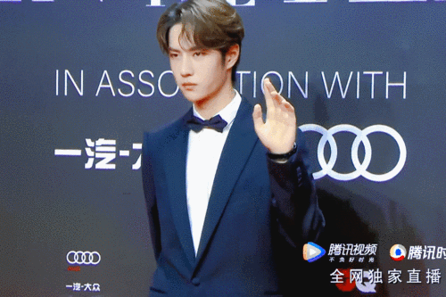 智族gq十周年 截修「插播一条gq挑眉和喉结真的好帅哦」 @uniq-王一博