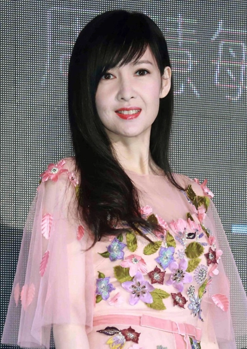 周慧敏真是温柔到了骨子里,穿浅色纱裙似18岁少女,老了也精致