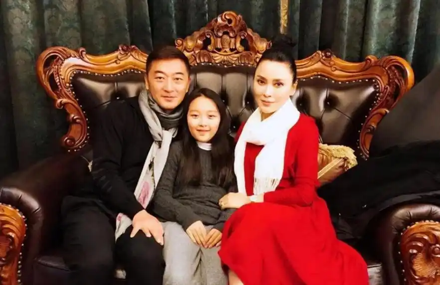 知名演员邵峰刘欣定居加拿大,豪宅内享受,烤羊和茅台成亮点