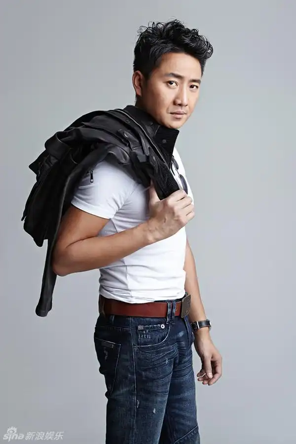 组图:演员高峰最新风格大片 荧屏反派型男柔情_高清图集_新浪网