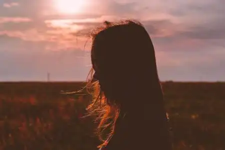 一个人安静发呆的图片