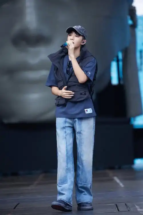 王俊凯银色v领内搭##王俊凯蔡依林同台