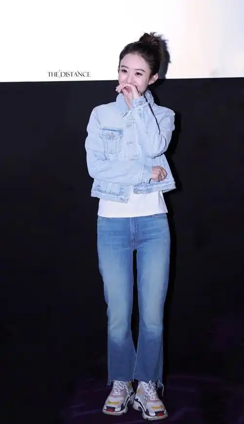 赵丽颖真瘦,牛仔阔腿裤都撑不起,网友:这张脸简直不敢评价