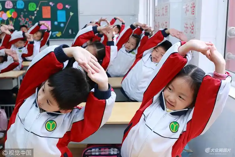 大雾天气持续 江苏无锡学生在室内上体育课