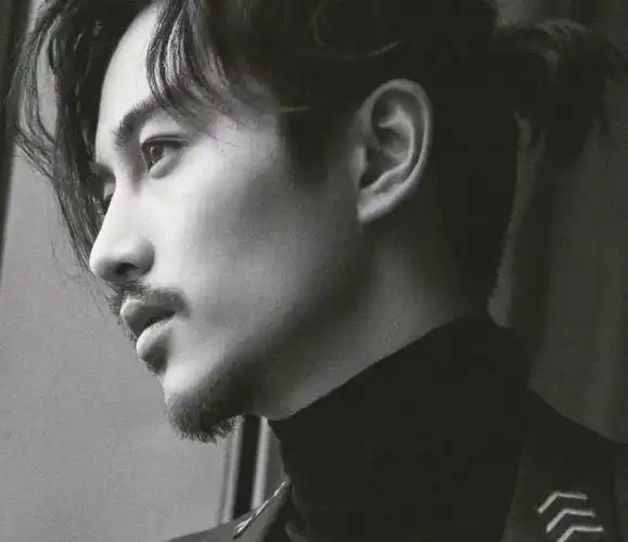 陈晓走"西装 胡子"这种粗暴逻辑的雅痞风,很圈粉.