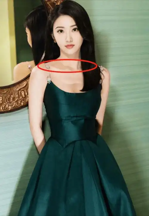 景甜真是人间富贵花,穿吊带裙胸前剪一刀,"水蜜桃"身材太撩人_的设计