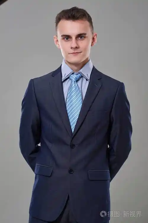 经典商务西装摄影棚的年轻人照片-正版商用图片10z330-摄图新视界
