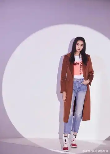 关晓彤厉害了,穿短款皮衣配刺绣轻纱裙,22岁少女感与性感并存