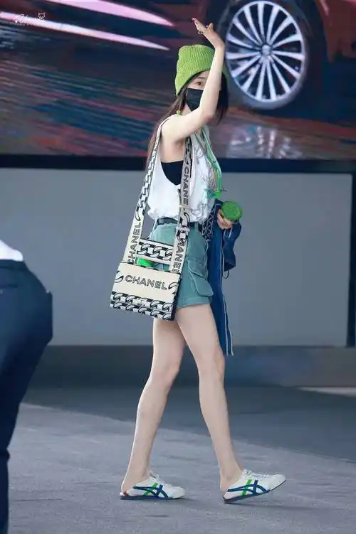 杨幂不愧是街拍的神穿短袖戴绿帽子素颜惊艳机场大长腿太辣了
