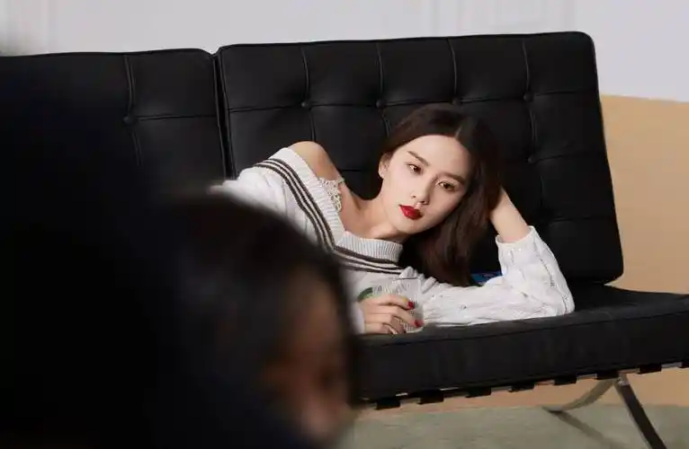 刘诗诗生完孩子胆真肥,穿毛衣故意露肩配丝袜沙发上摆拍,不怕龙哥吃醋