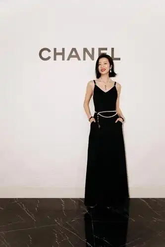 周雨彤参加时尚芭莎活动一抹绿色吊带连衣裙点亮夏日繁盛