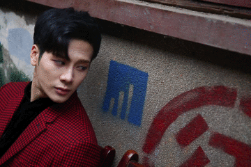 王嘉尔酷帅气迷人帅哥gif动图_动态图_表情包下载_soogif